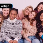 Mulheres reunidas posando para foto de Dia das Mulheres.
