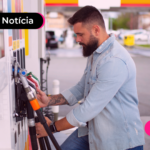 Homem em posto de gasolina.