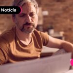 Homem olhando para papéis.