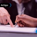 Pessoa assinando empréstimo.