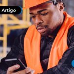 Trabalhador avaliando empréstimos pelo celular.