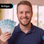 Jovem sorrindo enquanto segura notas de cem reais.
