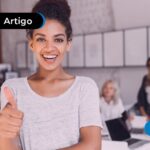 Trabalhadora sorrindo ao ler artigo sobre consignado CLT de 9 mil reais.