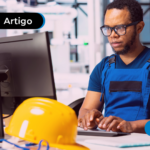 Engenheiro mexendo no computador.