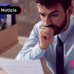 Homem olhando preocupado para papel.