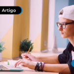 Menino de boné e óculos estudando.