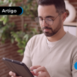 Homem concentrado mexendo no tablet.
