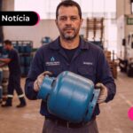 Homem segurando botijão de gás.