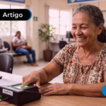 Idosa fazendo biometria do INSS.