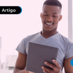 Jovem usando o tablet para usar IA.