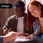 Menino e menina lendo sobre intercambio gratuito.