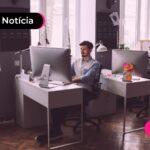 Homem trabalhando sozinho em escritório.