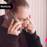 Homem chateado enquanto atende ligação.