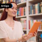 Pessoa feliz com novo MEC livro do governo.