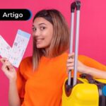 Menina segurando passagens e mala.