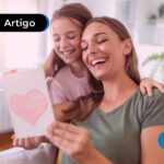 Filha dando cartinha de dia das mães para mãe.