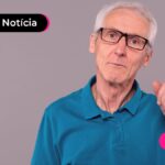 Aposentado com dedo indicador apontado para cima.