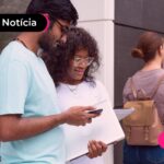 Pessoas na fila para fazer documentos grátis.