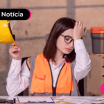 Jovem segurando capacete amarelo pensando no calendário de pagamento do PIS PASEP de 2026.