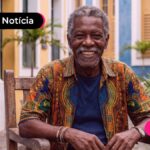 Idoso sorrindo com a noticia de que beneficiário do INSS da Bahia terão o 13 antecipado.