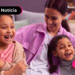 Mulher abraçada com duas crianças.