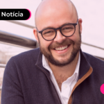 Homem sorrindo.