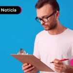 Pessoa lendo notícia sobre quem recebe décimo terceiro do INSS em 2026.