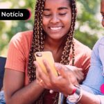 Homem e Mulher sorrindo lendo Noticia sobre Consignado BPC.