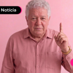 Senhor com o dedo levantado para cima.