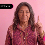 Idosa levantando o dedo.
