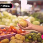 Pessoa escolhendo legumes em supermercado.