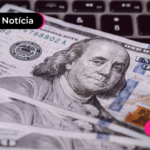 Cédulas de dinheiro espalhadas em teclado.