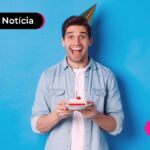 Homem feliz após ler notícia sobr e brindes que quem faz aniversário em abril tem direito.
