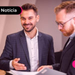 Pessoas em roupa formal trabalhando.