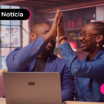 Colegas de trabalho sorrindo.