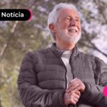 Senhor grisalho e sorridente admirando a paisagem.