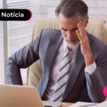 Homem lendo notícia sobre aviso de que MEIs e empresas podem sair do Simples Nacional.