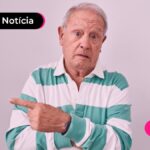 Idoso com expressão de surpresa após ler notícia sobre período de maciça do INSS.