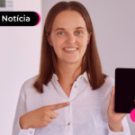 Mulher apontando para celular.