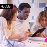 Pessoas em sala estudando.