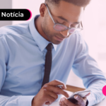 Homem olhando para celular.