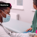 Médico examinando paciente.