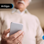 Homem de idade segurando o celular longe do rosto.