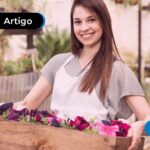 Jovem colhendo flores para vender no dia das mães.