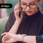 Mulher olhando o relógio enquanto fala no telefone.