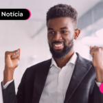 Homem olhando para computador e comemorando.