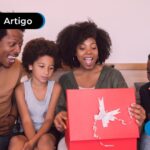 Mãe recebendo presente de dia das mães.