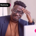 Homem com mão no rosto desapontado.