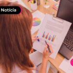 Mulher estudando gráficos.