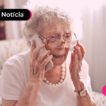 Idosa em ligação por telefone.